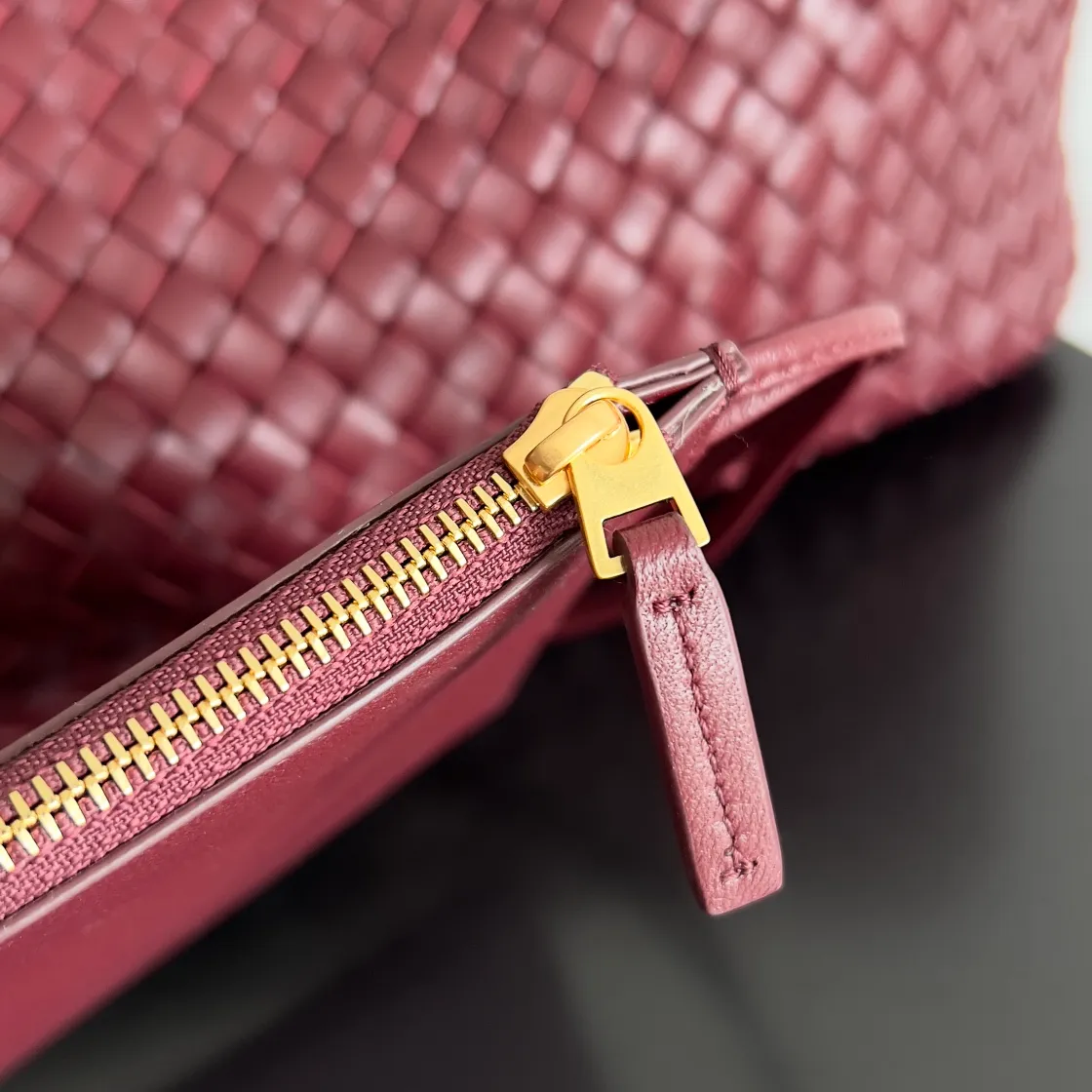 Batch 2860 Classic returns... (large size 51cm) • Cabat, born in 2001, is one of the most iconic styles of the Bottega Veneta workshop. The whole bag is made of top-grade imported lambskin. There is no exposed logo on the whole bag, but with the classic wide woven elements, you can tell who it belongs to at a glance! Can be carried on one shoulder, very practical! Style number: 608811 Size: 51*18*28